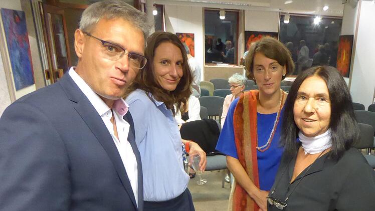 Akteure und Besucher der Eröffnungsveranstaltung: Katrin Hiernickel (Zweite von links), Franz Beck und Ehefrau und Anne Olbrich (rechts) im Diskurs über Kunst und Kultur.Sabine Meißner