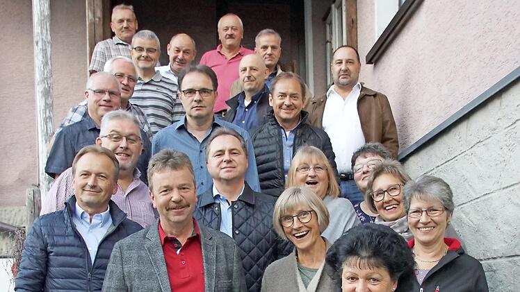 Vor 50 Jahren wurden sie eingeschult, die Frauen und Männer aus Rauhenebrach, die sich am Wochenende zum Jahrgangstreffen in Geusfeld trafen - mit alten Fotos und Lesefibel aus der dritten Klasse. Foto: Weinbeer