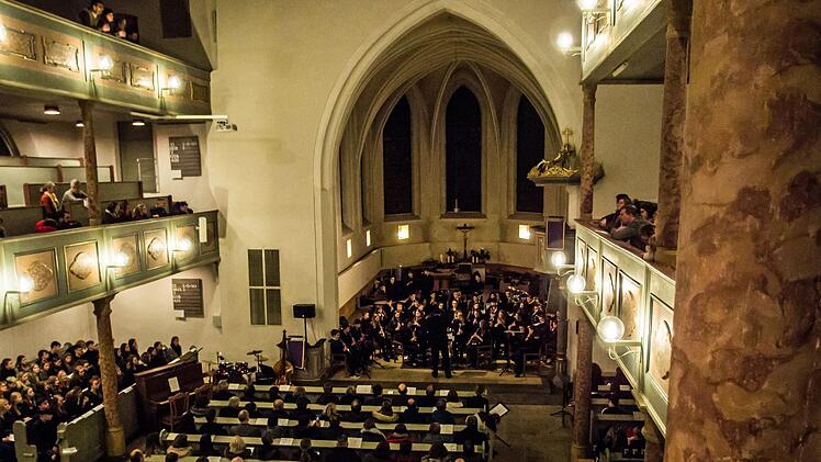 Großer Andrang: Zahlreiche Zuhörer erlebten das Adventskonzert des Gymnasiums Albertinum in der Coburger Heilig-Kreuz-Kirche.Foto: Jochen Berger