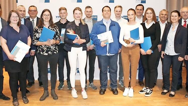 Die besten Absolventen der IHK-Abschlusspr&uuml;fung aus dem Raum Forchheim mit den jeweiligen Ehreng&auml;sten (von&nbsp;links): Sebastian K&ouml;rber (MdL), Clara Kettler, Michael Waasner (IHK-Vizepr&auml;sident), Bernd Rehorz (Leiter Berufliche Bildung der IHK), Maike Grosse, Bj&ouml;rn Nikodemus, Rebecca Reutzel, Julian Ratzenb&ouml;ck, Steffen Kremling, Max Schmilinsky, Anna D&uuml;rst, Florian Kraft (B&uuml;rgermeister Leutenbach), Mira Winter, Ludwig Nagel (B&uuml;rgermeister Hemhofen), Christiane Meyer (B&uuml;rgermeisterin Ebermannstadt)...