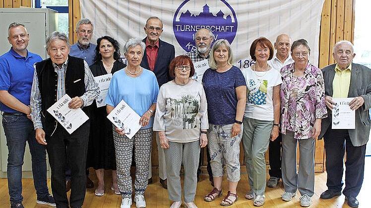 Die Turnerschaft Kronach zeichnete eine Reihe von Mitgliedern f&uuml;r langj&auml;hrige Treue aus. Mit den Geehrten im Bild Vorsitzender J&ouml;rg Schnappauf (links).