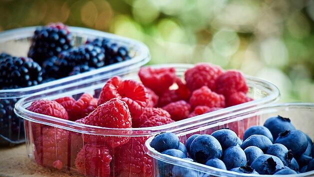 Abgepackte Beeren sind praktisch für den Transport, aber die Verpackung kann schädliche Stoffe ans Obst abgeben.