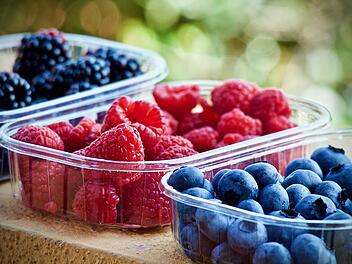 Abgepackte Beeren sind praktisch für den Transport, aber die Verpackung kann schädliche Stoffe ans Obst abgeben.