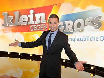 Moderator Kai Pflaume begr&uuml;&szlig;t Publikum und G&auml;ste zur ersten Mehrgenerationen-Wettkampf-Show des Jahres.