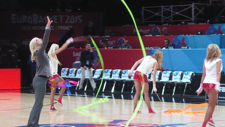 Olena Rushkova (links) greift beim Training schon mal selbst zum Gymnastikband. Foto: Udo Schilling