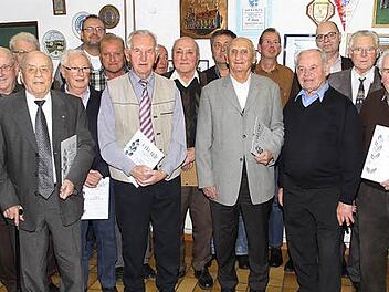 Die geehrten Mitglieder der SpVgg Hausen (40-, 50-, 60-, 65- und 70-jährige Mitgliedschaft) mit dem Vorsitzenden Peter Wieneck und BLSY-Kreisvorsitzenden Edmund Mauser Foto: Mathias Erlwein