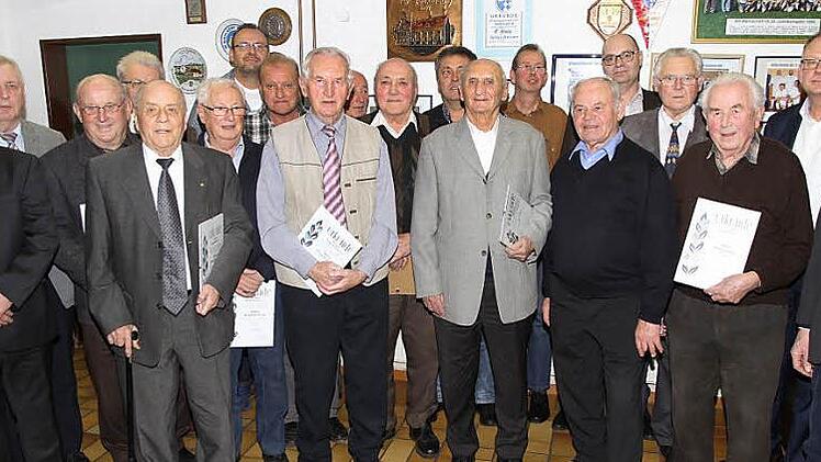 Die geehrten Mitglieder der SpVgg Hausen (40-, 50-, 60-, 65- und 70-jährige Mitgliedschaft) mit dem Vorsitzenden Peter Wieneck und BLSY-Kreisvorsitzenden Edmund Mauser Foto: Mathias Erlwein