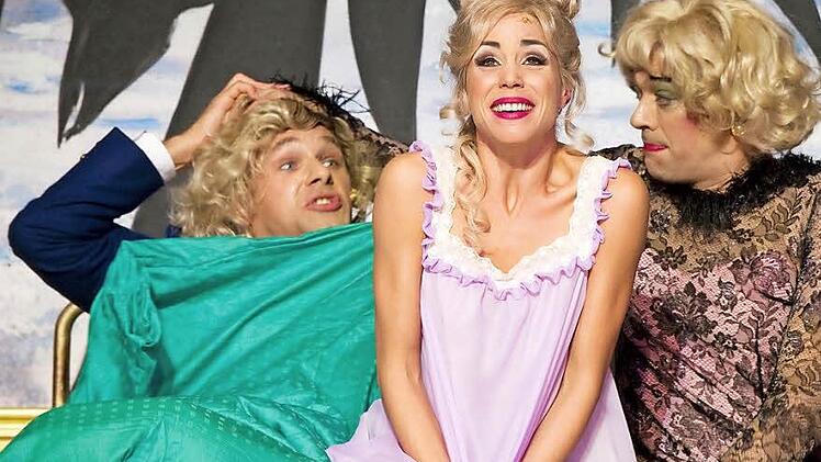 Joe/Josephine (Andreas Köhler, li.) und Jerry/Daphne (Oliver Severin) wähnen sich bei Sugar Kane (Sophie Berner) im Paradies  Foto: Jutta Missbach