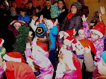 Knapp zwei Dutzend Kinder aus dem Kindergarten St. Laurentius wirkten beim Adventsmarkt mit. Fotos: Gerd Schaar