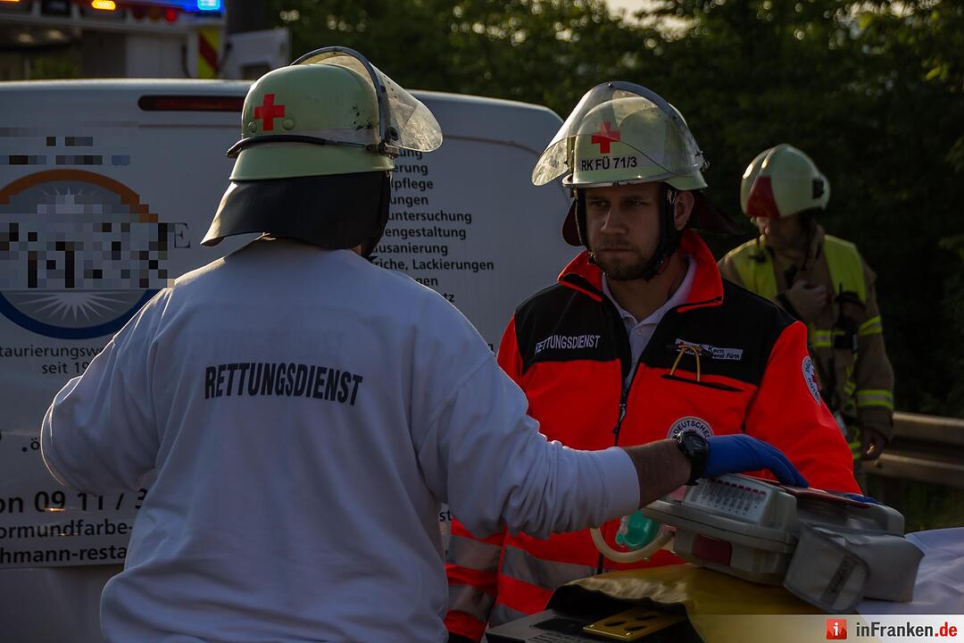 Schwerer Unfall in Fürth: Kleintransporter kracht in Kehrfahrzeug
