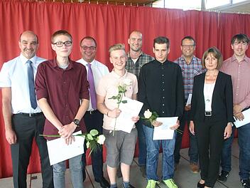 Für drei Schüler der Mittelschule "Am Lauterberg" lohnten sich die Anstrengungen besonders. Ihre Leistung wurde mit Prämien und öffentlichem Lob belohnt (von links): Stephan Valtin (Zweiter Bürgermeister Dörfles-Esbach), Kevin Lübcke, Sebastian Straubel (Bürgermeister Lautertal), Jakob Knauer, Matthias Görs (Vorsitzender Elternbeirat), Danny Tophofer, Gerald Göhring (Dritter Bürgermeister Meeder), Rektorin Ursula Mönch und Klassenleiter Marko Jahns. Foto: Martin Rebhan