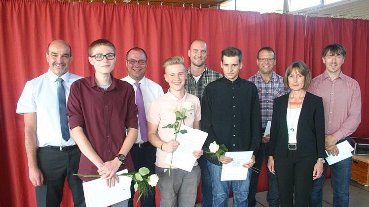 Für drei Schüler der Mittelschule "Am Lauterberg" lohnten sich die Anstrengungen besonders. Ihre Leistung wurde mit Prämien und öffentlichem Lob belohnt (von links): Stephan Valtin (Zweiter Bürgermeister Dörfles-Esbach), Kevin Lübcke, Sebastian Straubel (Bürgermeister Lautertal), Jakob Knauer, Matthias Görs (Vorsitzender Elternbeirat), Danny Tophofer, Gerald Göhring (Dritter Bürgermeister Meeder), Rektorin Ursula Mönch und Klassenleiter Marko Jahns. Foto: Martin Rebhan
