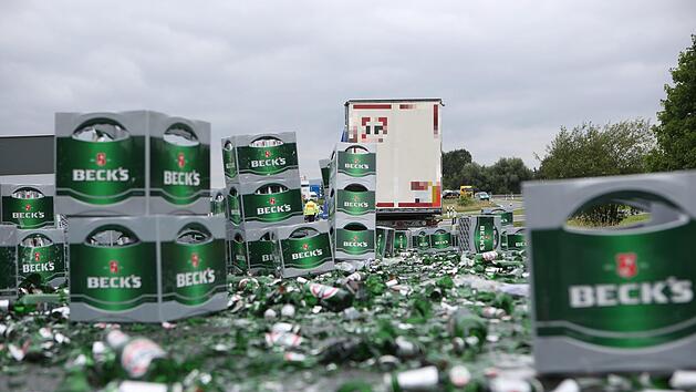 Ein mit Bier beladener Lkw ist auf der A70 verunglückt. Die Ausfahrt ist aktuell gesperrt.  Foto: NEWS5 / Herse
