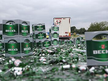 Ein mit Bier beladener Lkw ist auf der A70 verungl&uuml;ckt. Die Ausfahrt ist aktuell gesperrt.  Foto: NEWS5 / Herse