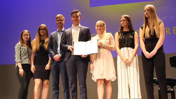 Sieben H&ouml;chstadter Gymnasiasten wurden ausgezeichnet.   Foto: Yannick Hupfer