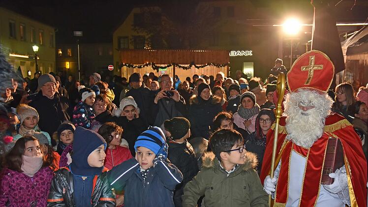 Sehnlichst warteten die Kinder beim Nikolausmarkt der Hobbybastler in Haßfurt auf den Besuch des Nikolaus.