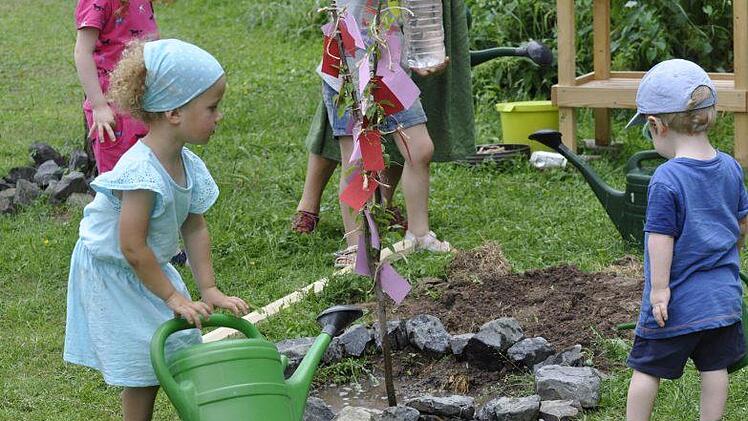Besonders viel Freude machte es den Kindern beim Erdfest, die frisch gepflanzten B&auml;ume zu bew&auml;ssern.