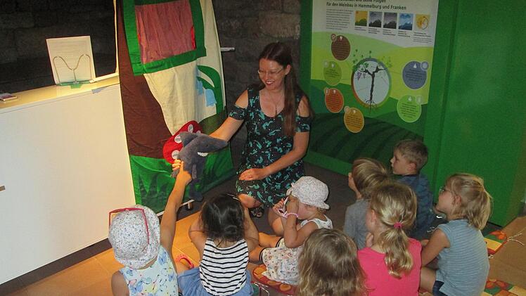 "Ein Hai in der Saale" hieß die  Geschichte, die Carolin Sell den Kindern mit Handpuppen vorspielte. Winfried Ehling
