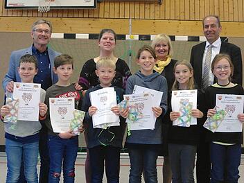 So sehen Sieger aus. Die Mathematikmeisterschaft auf Schulamtsebene gewannen (v.l.n.r.): Philipp Beck, Jonas Nöth, Finn Geiling, Lucie Emmerth, Julia Markard und Amelie Schad. Bürgermeister Wilhelm Friedrich (hinten von links), Schulleiterin Katharina Schöberl, Schulamtsdirektorin Cornelia Krodel und VR-Filialdirektor Armin Förg freuen sich mit ihnen.  Foto: Stephanie Elm