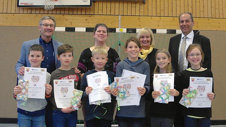 So sehen Sieger aus. Die Mathematikmeisterschaft auf Schulamtsebene gewannen (v.l.n.r.): Philipp Beck, Jonas Nöth, Finn Geiling, Lucie Emmerth, Julia Markard und Amelie Schad. Bürgermeister Wilhelm Friedrich (hinten von links), Schulleiterin Katharina Schöberl, Schulamtsdirektorin Cornelia Krodel und VR-Filialdirektor Armin Förg freuen sich mit ihnen.  Foto: Stephanie Elm
