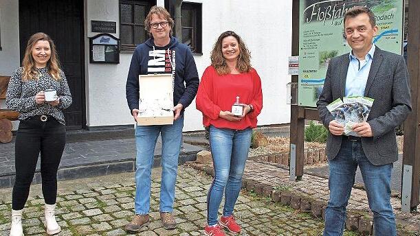 Stolz auf die Tradition und auf ihr touristisches Angebot sind (von links) Jasmin Schmittnägel, Floßmeister Henry Stöcker, Pächterin Sandra Krüglein und Bürgermeister Jens Korn.