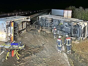 Die Rettungstrage bleibt leer - der Fahrer des Lkw wurde bei dem Unfall get&ouml;tet.