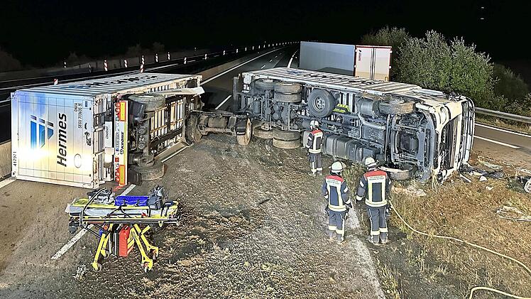 Die Rettungstrage bleibt leer - der Fahrer des Lkw wurde bei dem Unfall get&ouml;tet.