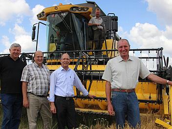 Roland Krapf, Gerd Düll, Alois Kraus, Rudolf Bender und Rainer Zörner (oben) wollen nicht jammern. Trotz Hochwasser und ungünstigem Wetter ist die Situation der Landwirte zufriedenstellend. Fotos: Carmen Schmitt