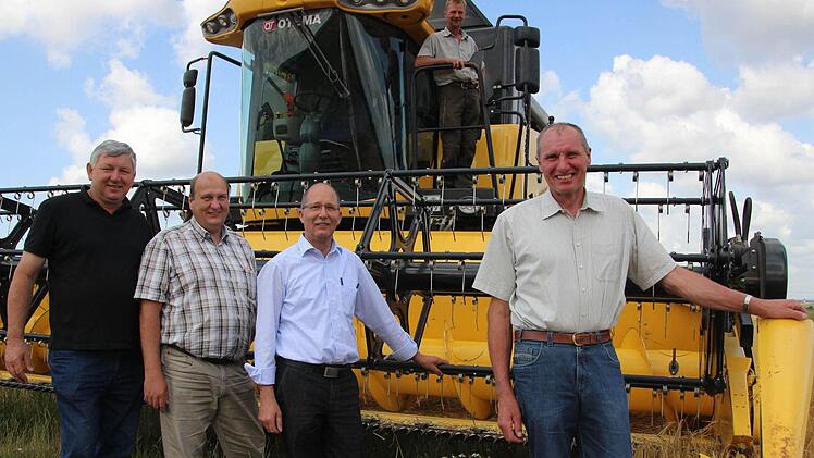 Roland Krapf, Gerd Düll, Alois Kraus, Rudolf Bender und Rainer Zörner (oben) wollen nicht jammern. Trotz Hochwasser und ungünstigem Wetter ist die Situation der Landwirte zufriedenstellend. Fotos: Carmen Schmitt