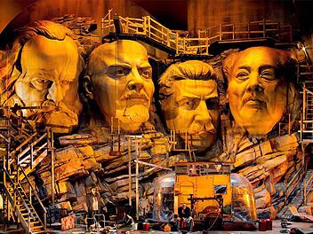 Wissenswette vor Mimes Trailer und der kommunistischen Mount Rushmore-Variante in "Siegfried"  Foto: Bayreuther Festspiele/Enrico Nawrath