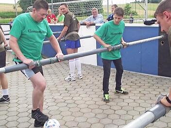 Das 9. Thonberger Menschenkickerturnier war erneut spektakulär. Stefan Walcher versucht, den gegnerischen Torwart Jens Wachter auszumanövrieren.  Foto: Dieter Wolf