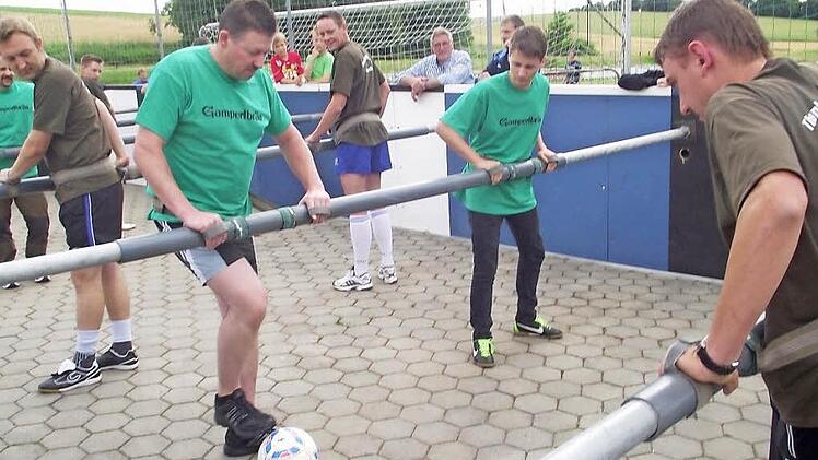 Das 9. Thonberger Menschenkickerturnier war erneut spektakulär. Stefan Walcher versucht, den gegnerischen Torwart Jens Wachter auszumanövrieren.  Foto: Dieter Wolf