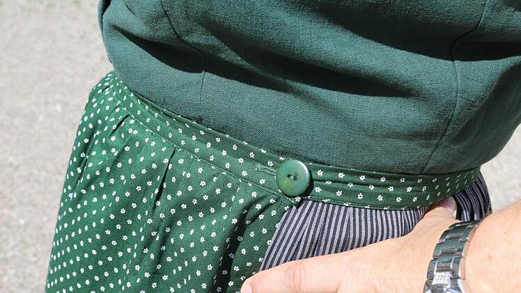 Das ist typisch fr&auml;nkisch - auf jeden Fall f&uuml;r das Gebiet des Landkreises Ha&szlig;berge: Die Sch&uuml;rze wird nicht gebunden, sondern vorne links mit einem Knopf geschlossen. Foto: Barbara Herbst