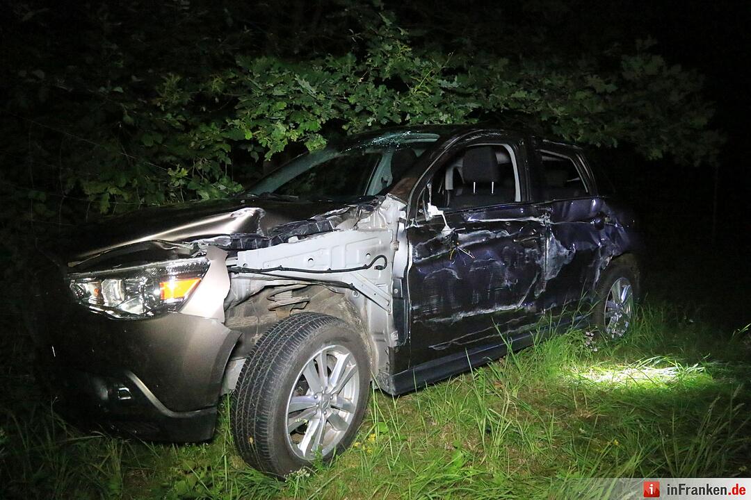 Auto rast auf A73 über Leitplanke