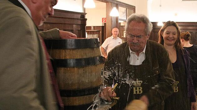 M&uuml;nchens Alt-Oberb&uuml;rgermeister Christian Ude versuchte sich im Fassanzapfen in Coburg und mit links: Den Hahn ansetzen, kr&auml;ftig ausholen und - zisch! - ging's daneben, trotz der R&uuml;ckendeckung der k&uuml;nftigen Bundestagskandidatin Doris Aschenbrenner (Foto Mitte) und Coburgs Oberb&uuml;rgermeister Norbert Tessmer (rechts). Fotos: Simone Bastian