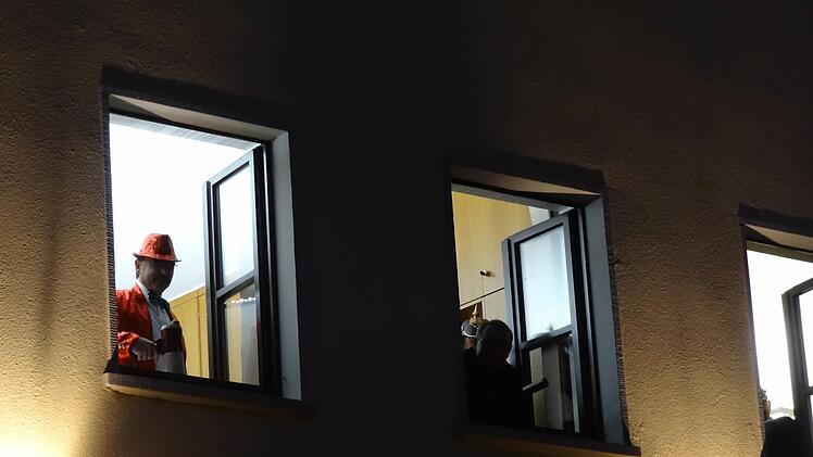 B&uuml;rgermeister Harald Hofmann wehrt sich wortgewaltig, seine Gemeindr&auml;te schie&szlig;en mit Kanonen Luftschlangen.  Foto: Pierre Strecker