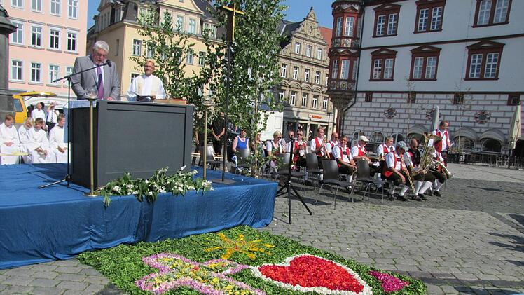 Oberbürgermeister Norbert Tessmer (links) und Dekan Roland Huth am zentralen Altar auf dem Coburger Marktplatz. Foto: Martin Koch
