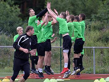 Auf den Sprung in die neue Saison: Landesligist TSV Neudrossenfeld hat das Training nach kurzer Sommerpause wieder aufgenommen.  Fotos: Peter Mularczyk