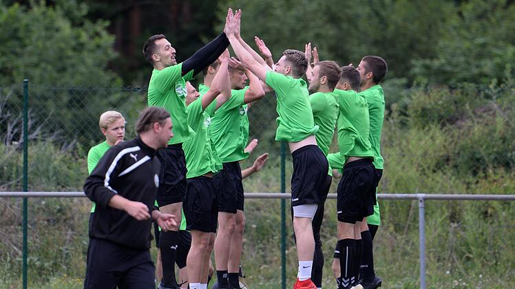 Auf den Sprung in die neue Saison: Landesligist TSV Neudrossenfeld hat das Training nach kurzer Sommerpause wieder aufgenommen.  Fotos: Peter Mularczyk