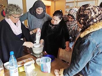 Helga Feinauer-H&uuml;lz (l.) zeigte, wie man den Teig zubereitet. Foto: Schell