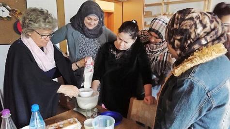 Helga Feinauer-H&uuml;lz (l.) zeigte, wie man den Teig zubereitet. Foto: Schell