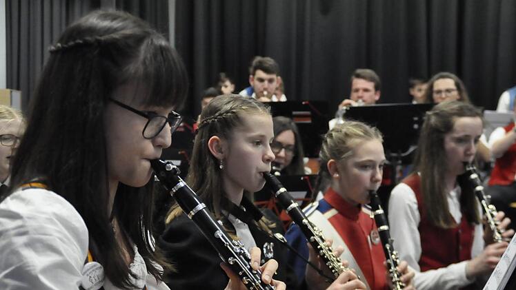 Mit einem mitreißenden Konzert begeisterten 71 Musiker des KJBO aus 31 Musikvereinen  die Zuhörer in der Steinacher Henneberghalle. Foto: Peter Klopf