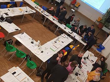 Das Foto entstand im Januar, als die Stadträte in kleinen Gruppen diskutierten, nachdem Oberbürgermeister Uwe Kirschstein die Sitzung nach einem Streit unterbrochen hatte.  Foto: Ekkehard Roepert