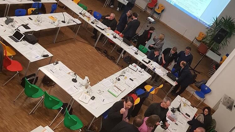 Das Foto entstand im Januar, als die Stadträte in kleinen Gruppen diskutierten, nachdem Oberbürgermeister Uwe Kirschstein die Sitzung nach einem Streit unterbrochen hatte.  Foto: Ekkehard Roepert