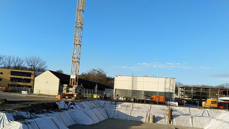 An der Bamberger Straße verwirklicht der CEB ein zweiteiliges Bauprojekt.  Aus der großen Baugrube soll das neue Sozialgebäude mit insgesamt vier Geschossebenen wachsen. Wegen des hohen Grundwassers  wird während der Bauzeit laufend Wasser abgepumpt . Foto: Jochen Berger