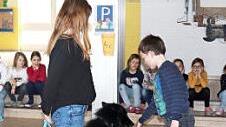 Paul zeigte, wie man sich einem Hund nähert: Erst die Besitzerin fragen, dann an der Hand schnuppern lassen, dann an der richtigen Stelle streicheln.