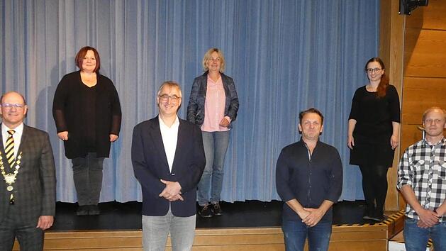 B&uuml;rgermeister Thomas Stadelmann vereidigte die sechs neuen Stadtr&auml;te und Stadtr&auml;tinnen, von links:  B&uuml;rgermeister Thomas Stadelmann, Susanne B&ouml;s-Naumann, Dr. Tino Hartwig, Petra Hohenberger, Josh Mahr, Anja J&auml;ger und Stefan B&ouml;ttcher.   Christian Licha