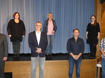Bürgermeister Thomas Stadelmann vereidigte die sechs neuen Stadträte und Stadträtinnen, von links:  Bürgermeister Thomas Stadelmann, Susanne Bös-Naumann, Dr. Tino Hartwig, Petra Hohenberger, Josh Mahr, Anja Jäger und Stefan Böttcher.   Christian Licha