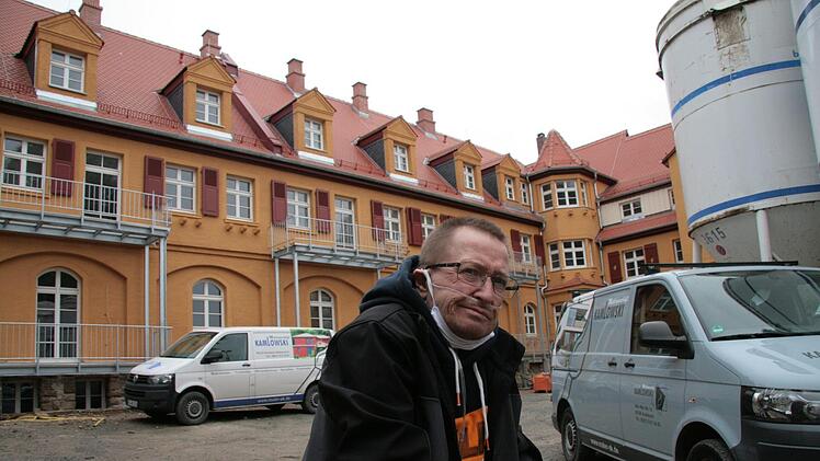 Kurt Valentin hat als Erster die Zusage für eine Wohnung im Hornschuch-Ensemble bekommen. Bislang wohnt der 61-Jährige in Altenkunstadt. Foto: Jürgen Gärtner