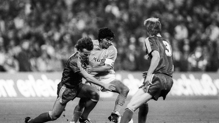 Ein Kulmbacher kämpft mit dem größten Fußballer aller Zeiten um den Ball. Für Armin Eck war das Rückspiel im UEFA-Cup-Halbfinale 1989 gegen den SSC Neapel mit Diego Armando Maradona ein Karriere-Höhepunkt. Foto: Imago/Pressefoto Baumann